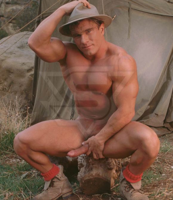 Bodybuilder Sonny Markham dans Indiana Jones inspirÃ© Gay Porn