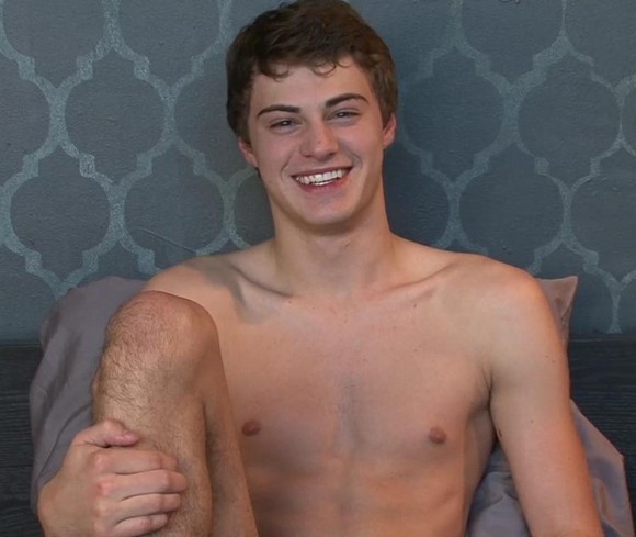 HUNTER PAGE Gay Porn Star sourit lors de son Interview